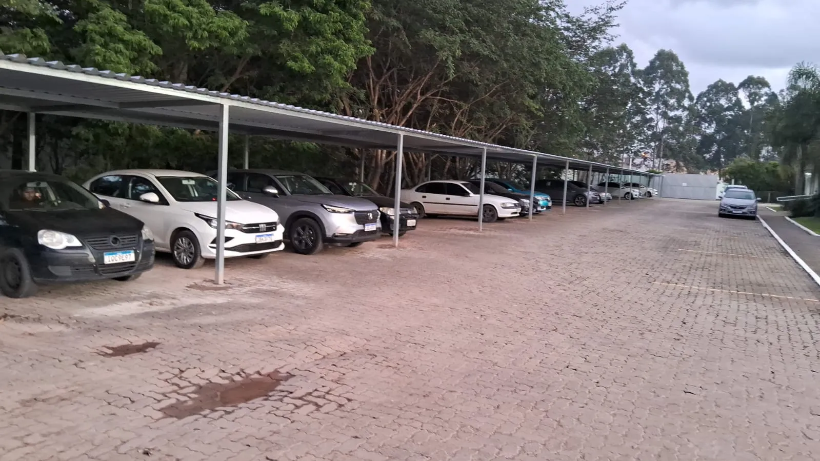 Toldo em Aluzinco com Estrutura em Aço Galvanizado