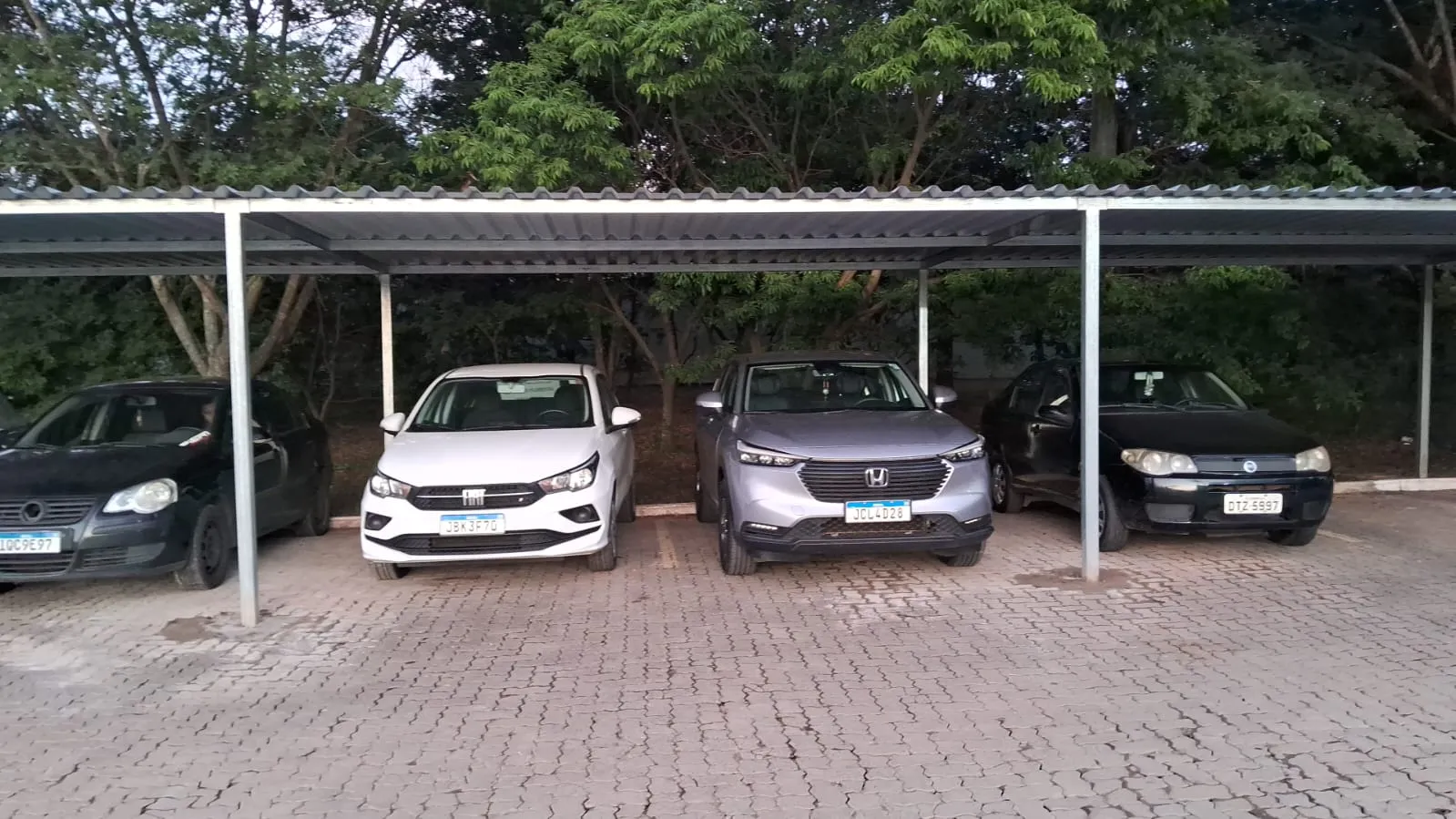 Toldo em Aluzinco com Estrutura em Aço Galvanizado