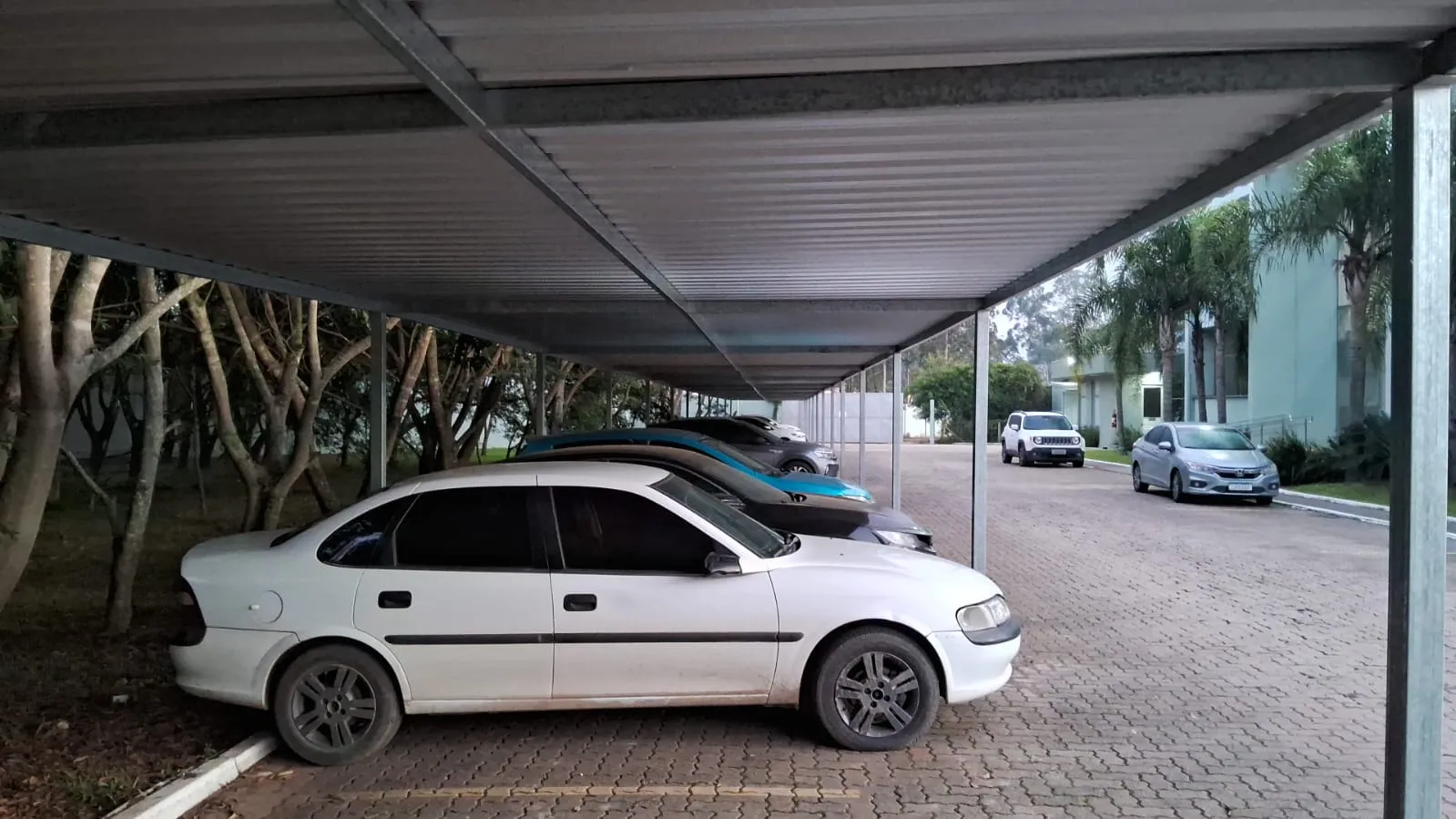 Toldo em Aluzinco com Estrutura em Aço Galvanizado