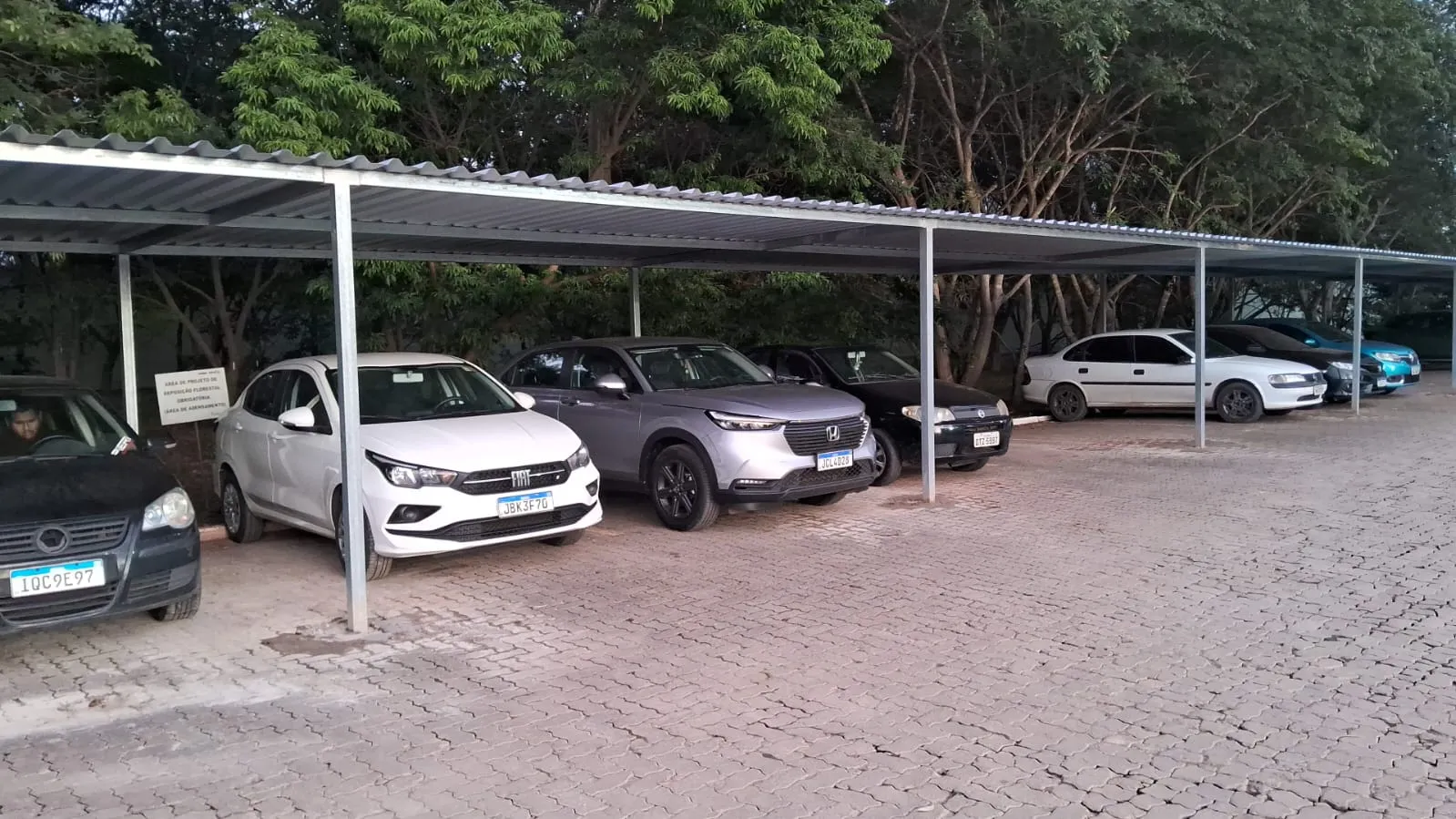 Toldo em Aluzinco com Estrutura em Aço Galvanizado